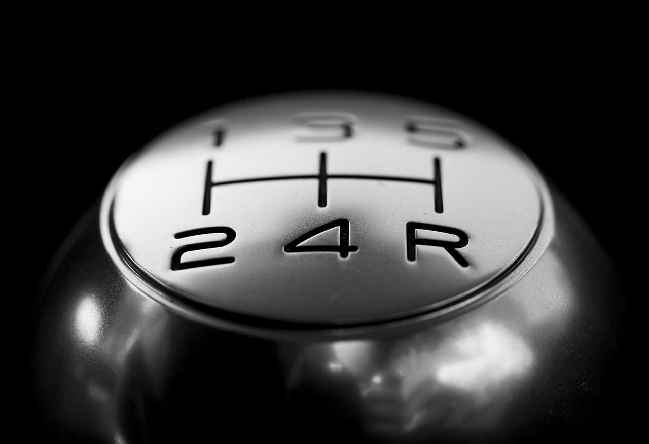 A manual gear knob engraved with the five-speed and reverse pattern